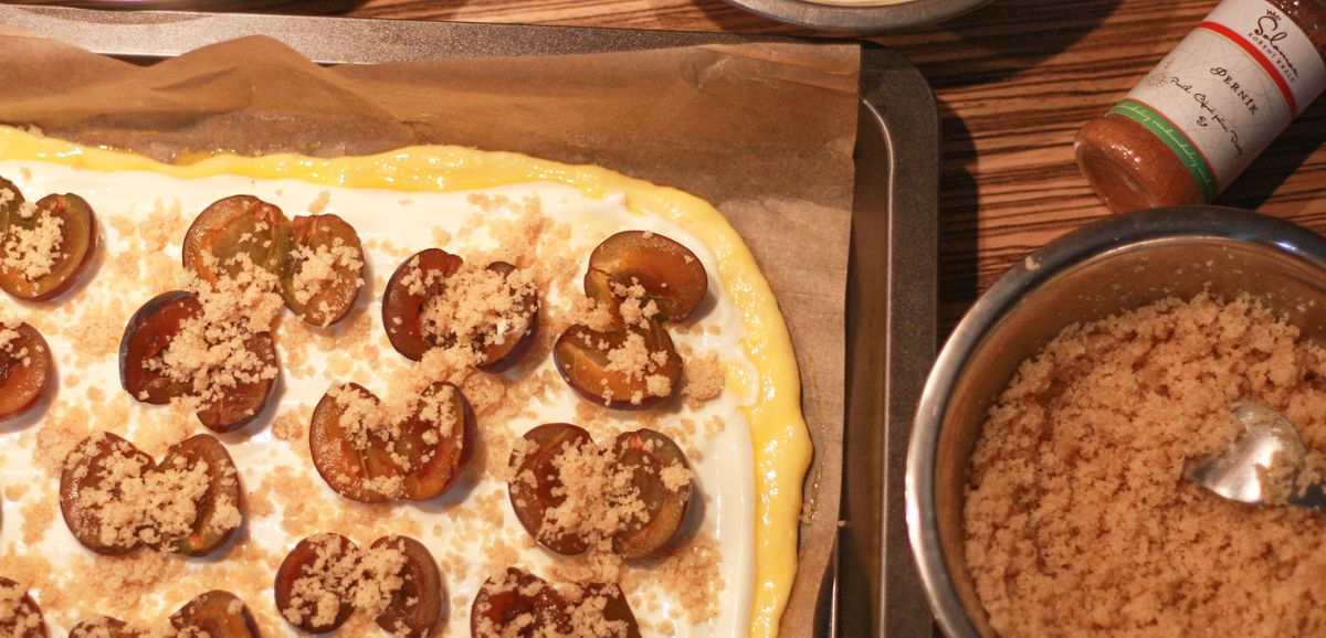 Švestkový koláč s perníkovou drobenkou