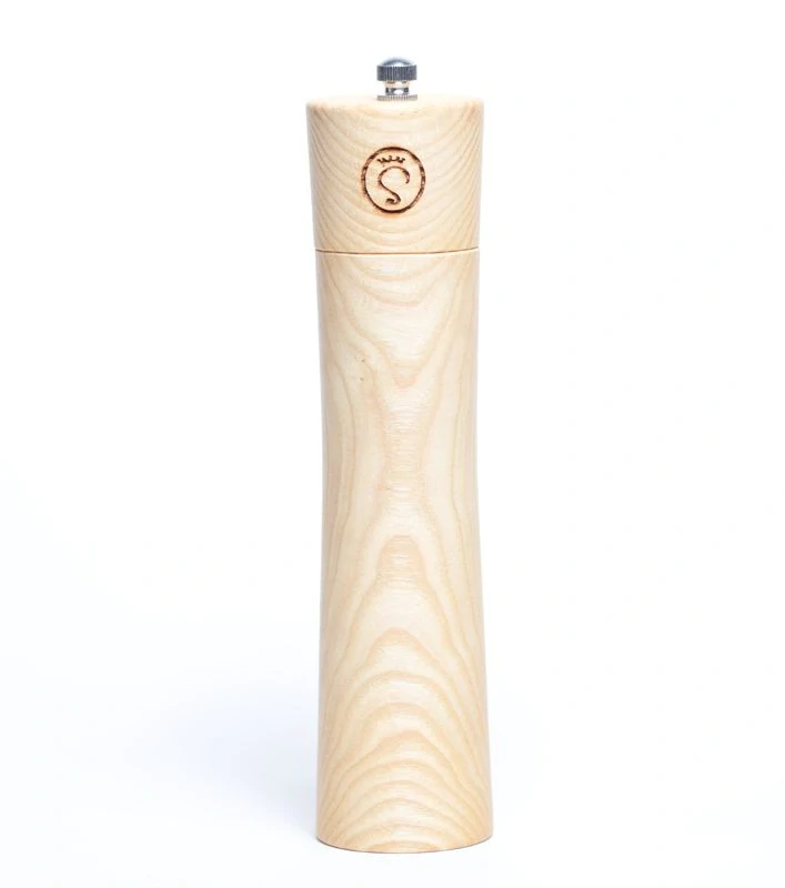 Dřevěný mlýnek s kampotským pepřem, jasan