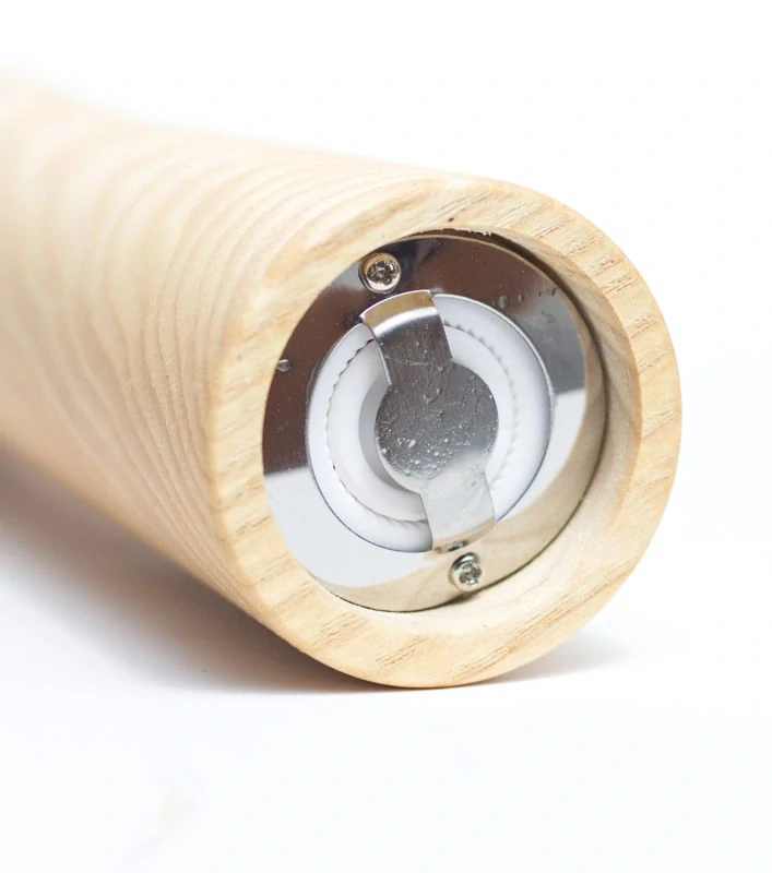 Dřevěný mlýnek s kampotským pepřem, jasan