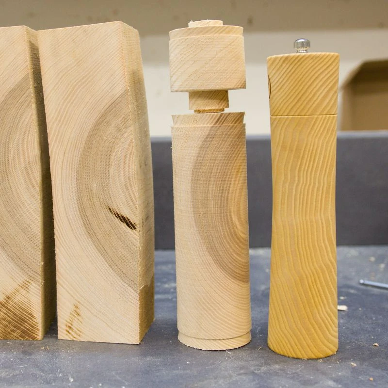 Dřevěný mlýnek s kampotským pepřem, cherry