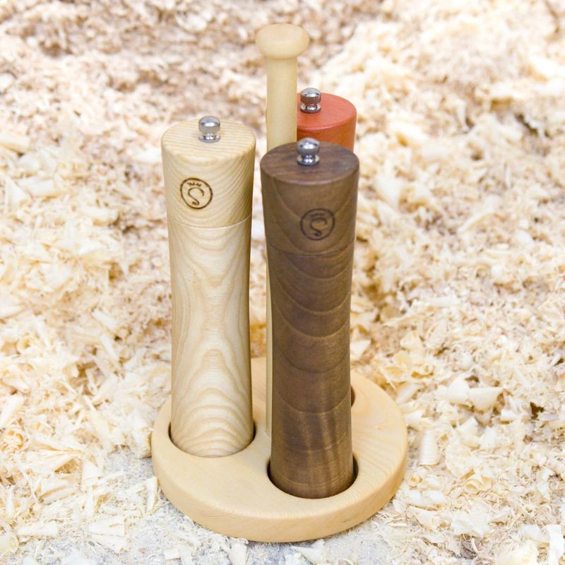 Dřevěný mlýnek s kampotským pepřem, jasan