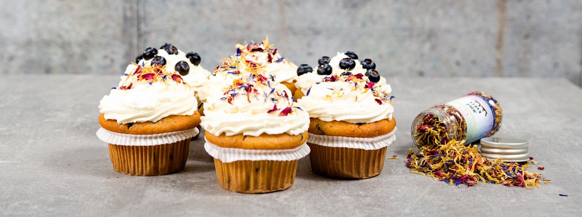 Cupcakes s vanilkovým krémem a jedlými květy